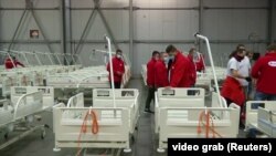 Ideiglenes kórházat épít a hadsereg Csehországban 2020 októberében.