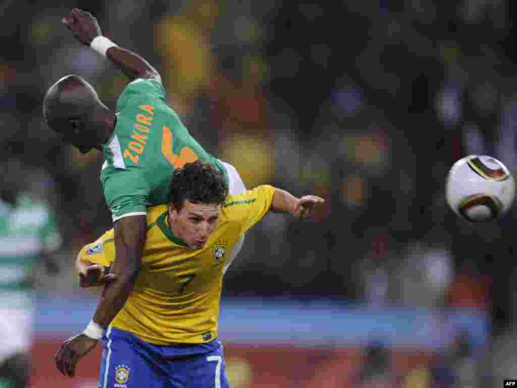 სპილოს ძვლის ნაპირისა და ბრაზილიის ეროვნული გუნდების შეხვედრა. - სამხრეთ აფრიკის სტადიონებზე გრძელდება მსოფლიო ჩემპიონატი ფეხბურთში. ფიფას თასისთვის ბრძოლა ძალას იკრებს. გამარჯვებული 11 ივლისს გამოვლინდება. 