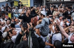 Хасиди під час святкування єврейського Нового року Рош Ха-Шана в Умані, Україна, 15 вересня 2023 року