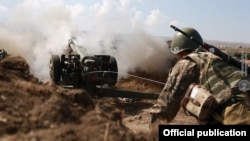 Soldat armean în timpul unui exercițiu militar