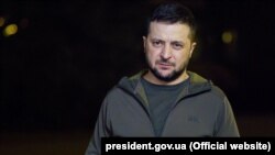 La o lună de la începerea războiului ordonat de Vladimir Putin împotriva Ucrainei, președintele Volodimir Zelenski a cerut oamenilor din întreaga lume să își arate public sprijinul față de Ucraina. 