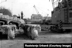 1985 - decopertarea planșeului Dâmboviței. Se vede extragerea structurii din anii '30 pentru reamenajarea albiei. Pe fundal, Hala Mare (urma să fie demolată în 1986) și Magazinul Unirea (deschis în 1976).