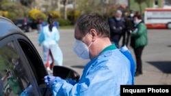 România: Primul centru de vaccinare drive-through, deschis pe platoul Sălii Sporturilor „Horia Demian” din Cluj-Napoca, 26 Aprilie 2021. Inquam Photos / Manases Sandor