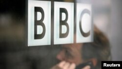 У квітні російський «Роскомнагляд» обіцяв застосувати санкції до британського громадського каналу «Бі-Бі-Сі», якщо RT буде покараний