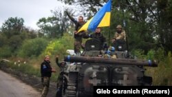 Українські бійці на БМП-1 біля міста Ізюму, нещодавно звільненого ЗСУ від російської армії. Харківщина, 14 вересня 2022 року