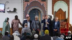 پاتریس بسا، شهردار مونتروی، با نمازگزاران مسجد «اصلاح» گفت‌وگو می‌کند؛ ساعاتی پس از آن‌که سر خوک در ورودی این مسجد رها شد –۱۸ شهریور ۲۰۲۴، سن-سن-دنی، حومه پاریس