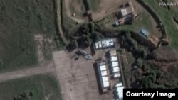 Helikopteri rasklopljeni za transport u zračnoj bazi Hmeimim u Latakiji, Sirija, 13. decembra. Izvor: satelitski snimak ©2024 Maxar Technologies