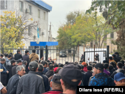 Трудовые мигранты, ожидающие очереди в суд в селе Сарыагаш Туркестанской области. 4 ноября 2024 года.