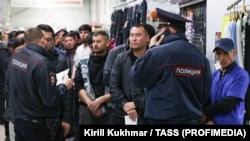 Većinu strane radne snage u Rusiji čine ljudi iz Centralne Azije. Mnogi koji još uvijek rade u Rusiji navode ekonomsku nesigurnost i policijske provjere kao najveće brige.