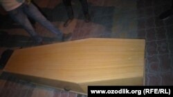 Гроб, в котором тело 52-летней Наргизы Ахроровой доставили из Индии в Узбекистан. 