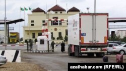 Türkmenistanyň we Özbegistanyň arasyndaky serhet geçelgesi. Farap (Arhiw suraty) 