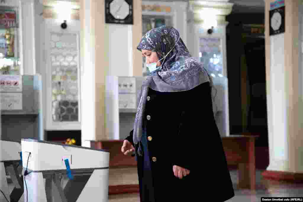 Ош шаардык милициясынын маалыматына ылайык, шайлоого байланыштуу 60тан ашуун билдирүү катталган.