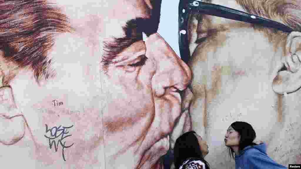 Акси бӯсобӯсии Брежнев бо раҳбари вақти Олмони шарқӣ Эрих Ҳонеккер дар Берлин.