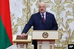 Лукашенко всьоме складає присягу на вірність білоруському народу. Вле чому такий нахмурений? Мінськ, Білорусь. 25 березня 2925 року