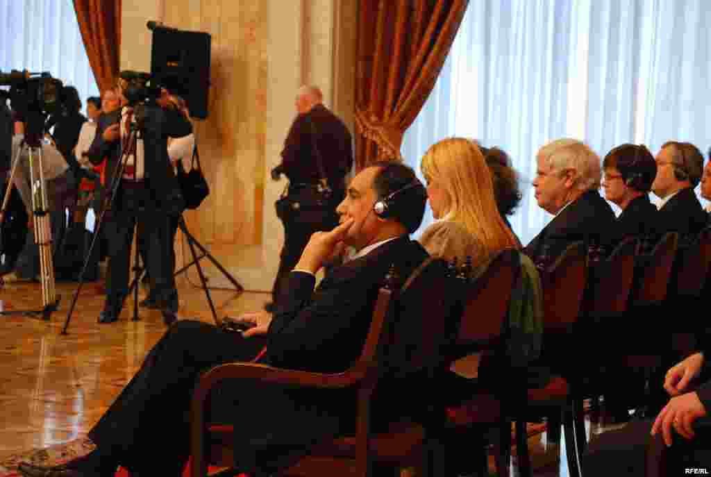 Ambasadorul american Asif Chaudhry urmăreşte boicotul comuniştilor