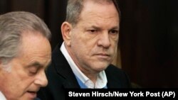 Гарві Вайнштайна (праворуч) 25 травня здався поліції Нью-Йорка, США