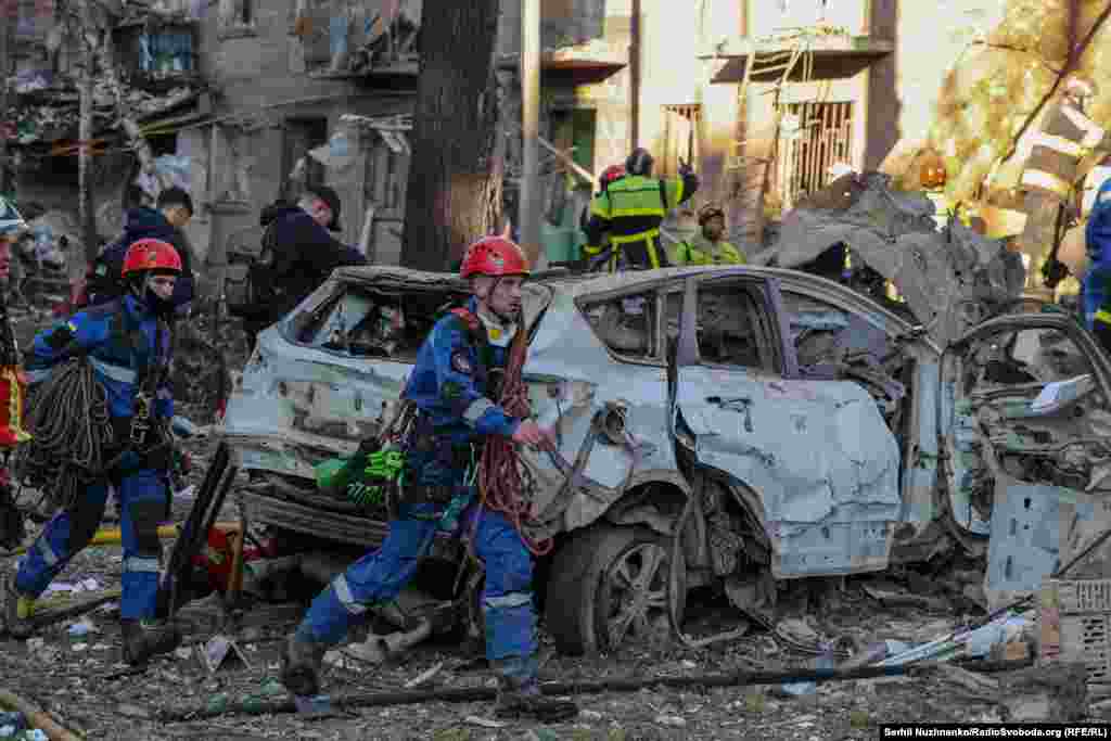 На місці працюють рятувальники