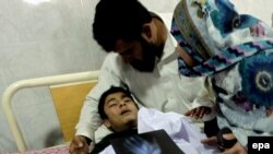 Школьник, который был ранен в атаке талибов, получает медицинскую помощь в больнице в Пешаваре. 16 декабря 2014 года.