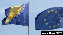 Босния жана Герцеговина менен Европа Биримдигинин туулары. 