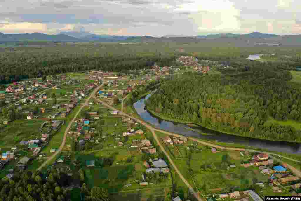 Petropavlovka egy elszigetelt közösség a szibériai tajgán. Körülbelül ötezer ember lakik a településen.