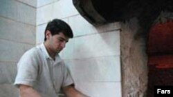 افزایش قیمت نان در حالی است که مجلس ایران دو سال است با بالا رفتن قیمت کالاهای اساسی مخالفت می کند.