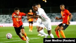 Восени 2020 року мадридці (в білій формі) двічі програли «Шахтареві» в груповому турнірі Ліги чемпіонів, але все одно вийшли до наступного раунду