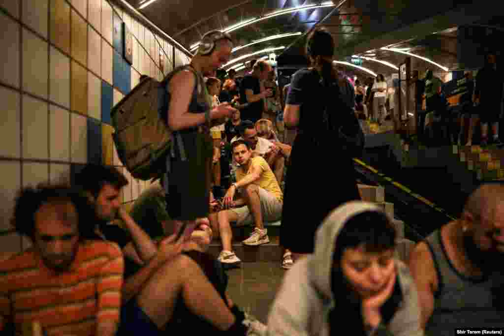 Njerëz duke u strehuar brenda një tuneli teleferiku pas një sulmi nga Irani, në Haifa, më 17 qershor.