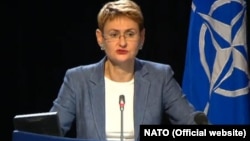 Оана Лунгеску, НАТО баспасөз хатшысы.