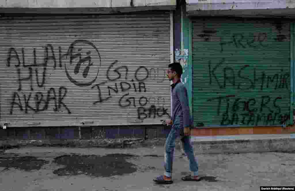 Një banor i Kashmirit ecën para dyqaneve të mbyllura.&nbsp;