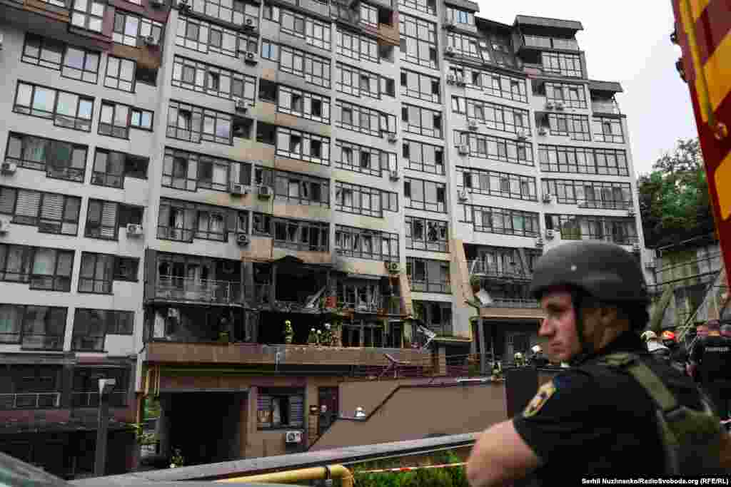 Поліцейський на території багатоповерхівки, яка зазнала удару