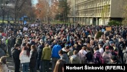 Stotine okupljenih na protestu podrške studentskim blokadama "Mislim, dakle blokiram" u Novom Sadu, 15.12.2024. 