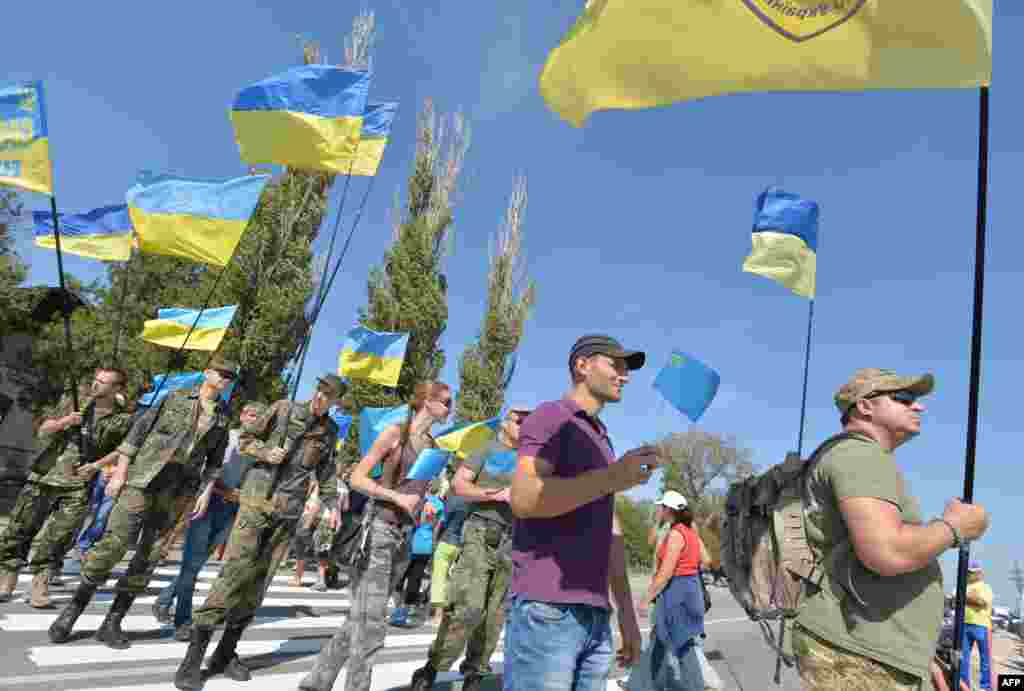 Учасники &laquo;продовольчої блокади&raquo; Криму біля контрольного пункту в&rsquo;їзду-виїзду &laquo;Чонгар&raquo;, 20 вересня 2015 року. Більше про це ТУТ. &nbsp;