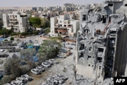 Спасатели осматривают повреждения здания, вызванные иранским ракетным ударом в Беэр-Шеве на юге Израиля 24 июня 2025 года