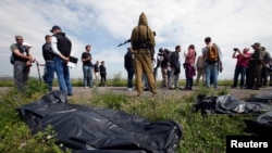 Украина -- Учак кыйраган жерде тургандар, Донецк облусу.