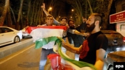 Жители Тегерена празднуют подписание соглашения со странами "шестерки"