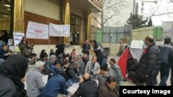 تصویر، آرشیوی و مربوط به یکی از تجمع‌های سپرده گذاران کاسپین است.