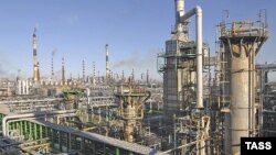 Кириши шаарындагы мунай иштетүүчү завод. (архив)