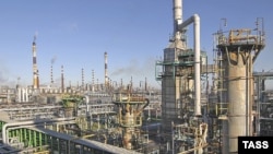 За повідомленнями, удару було завдано по нафтопереробному заводу «Киришинефтеоргсинтез», який вже неодноразово зазнавав українських ударів