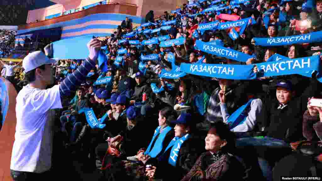 Тұңғыш президент күнінен арналған мерекелік шараға көрермен ретінде мектеп оқушылары, студенттер мен мұғалімдер қатысты.&nbsp;Суретте:&nbsp;Мерекелік шараға президент Нұрсұлтан Назарбаев келер алдындағы залдағы дайындық.&nbsp;Астана, 1 желтоқсан 2014 жыл.