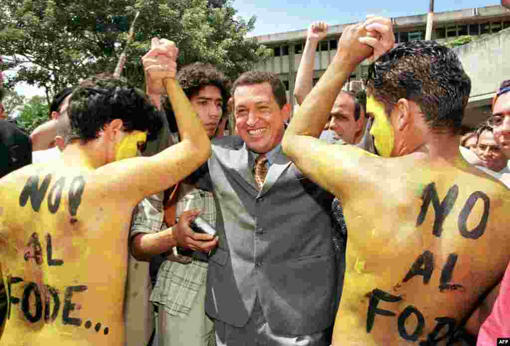 Predsjednički kandidat Hugo Chavez u društvu sa studentima, Caracas, 24. septembar 1998. Foto: AFP / Bertrand Parres 