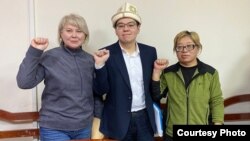 "Социал-демократтар" партиясынын лидери Темирлан Султанбеков, партиянын мүчөлөрү Ирина Карамушкина жана Роза Түрксевер. 2025-жылдын 9-январы.