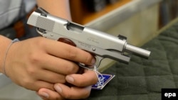 În vînzare la un magazin american de arme din Atlanta, Georgia...
