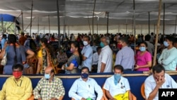 Banorë të Indisë duke pritur në radhë për vaksinim.