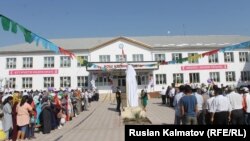 Новая школа в Cузакском районе. 1 сентября 2017 г. (фото не имеет отношения к теме статьи).