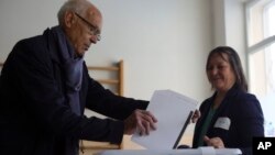 Чоловік голосує на виборчій дільниці під час загальних виборів у Софії, Болгарія, 27 жовтня 2024 року