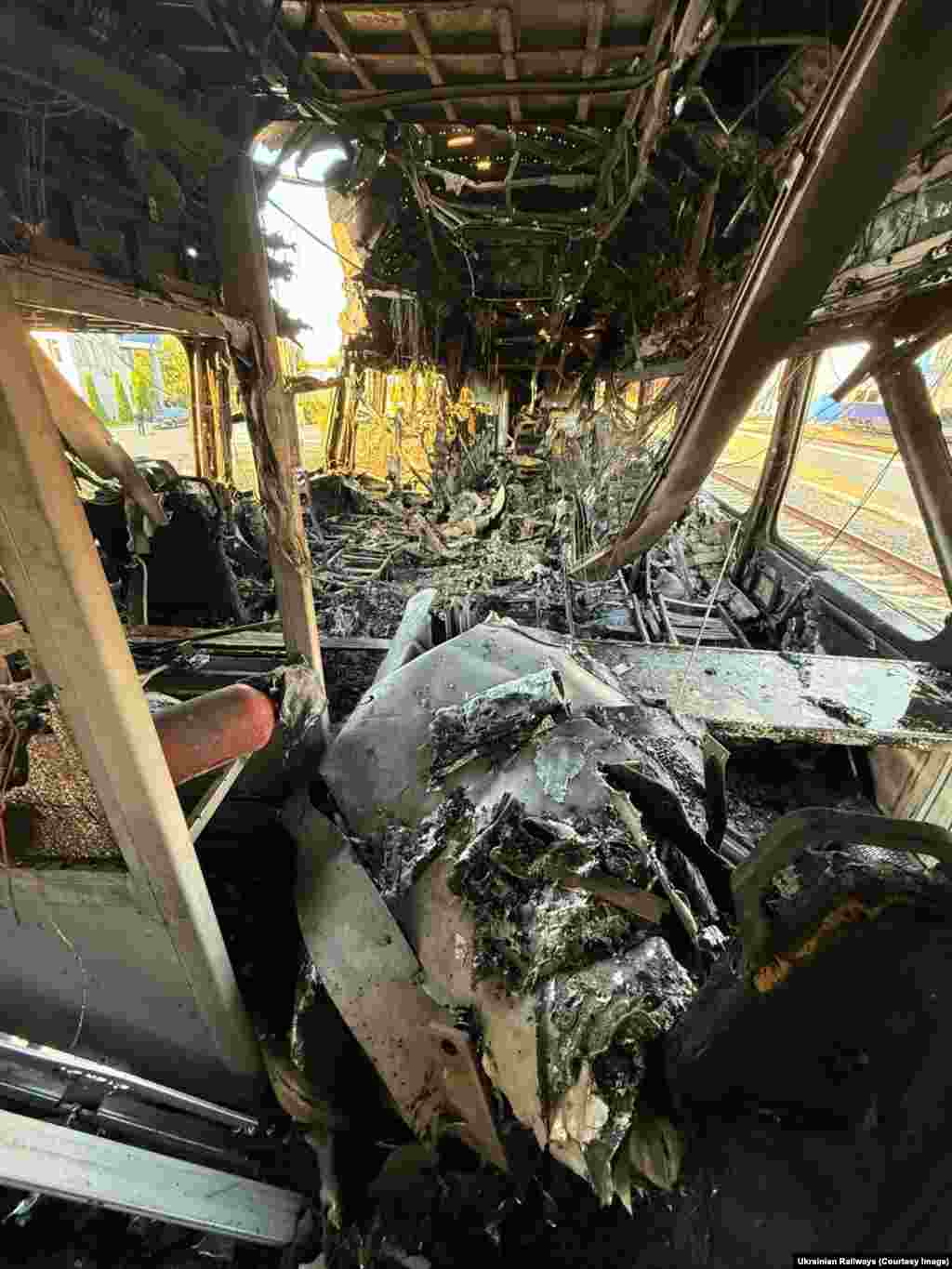 Высокоскоростной пассажирский поезд в Киеве после удара беспилотника «Шахед», 28 августа.В связи с закрытием воздушного пространства Украины для пассажирских рейсов и плохим состоянием многих дорог на востоке страны, поезда в некоторых случаях являются единственно возможным способом перевозки местных жителей и военной техники на большие расстояния