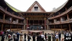 Постановка по "Хамлет" на Уилям Шекспир в театъра "Глоуб" през 2014 г. Сега театърът е затворен и ръководството му предупреждава, че може никога повече да не отвори