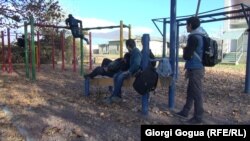 В селах Омало и Думастури теперь на 60 учеников меньше. В дуисской школе больше не учится 35 школьников, а в селах Джоколо и Биркиани – 26