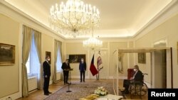 Скляний бокс для очільника Чехії був встановлений задля безпеки. Минулого тижня Мілош Земан захворів на коронавірус