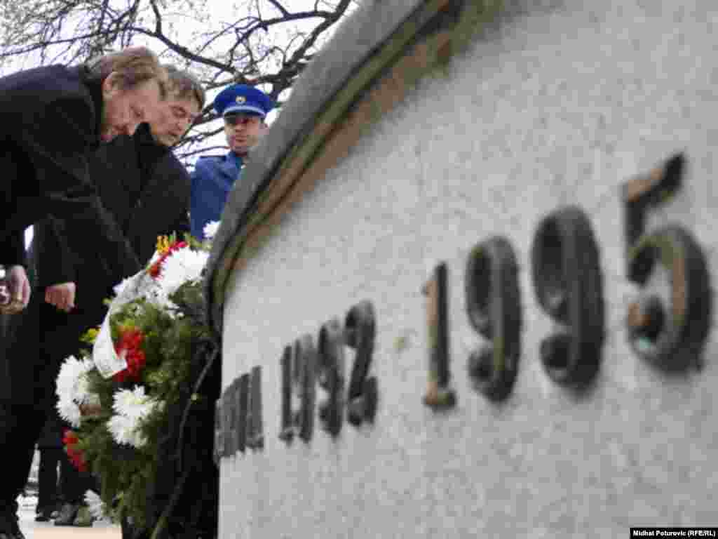 Članovi tročlanog Predsjedništva BiH, Željko Komšić i Bakir Izetbegović, na Dan nezavisnosti BiH polažu cvijeće na Spomen-obilježje ubijenoj djeci opkoljenog Sarajeva 1992-1995., 01.03.2011. Foto: Midhat Poturović 